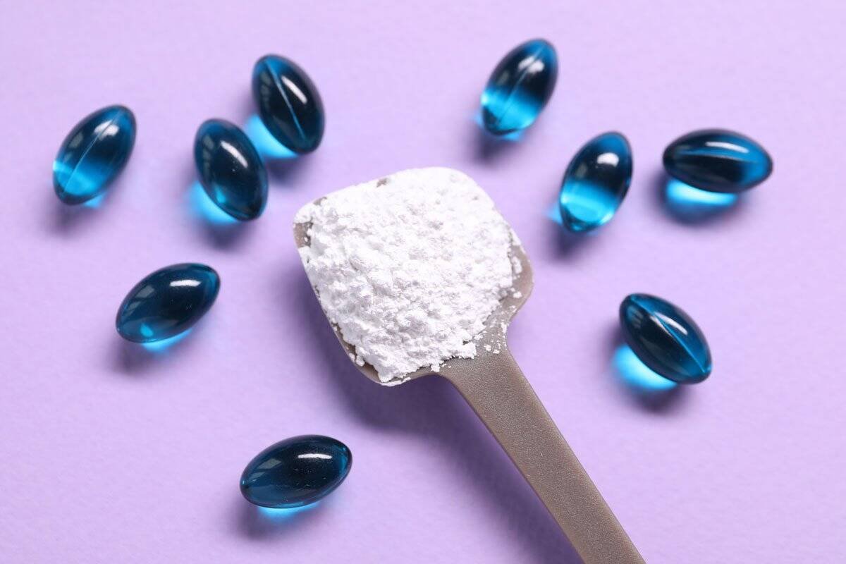 resize collagen capsules and spoon with powder on violet 2025 10 08 07 14 59 utc
